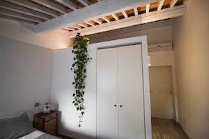 Doppel- oder Zweibettzimmer, Balkon | Individuell dekoriert, individuell eingerichtet, schallisolierte Zimmer