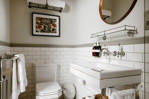 تجهيزات دش، مستلزمات مجانية للعناية الشخصية، مجففات شعر، مناشف