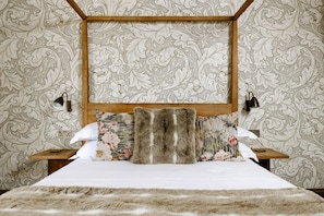 ห้องดับเบิล, ห้องน้ำส่วนตัว (Room 7) | ห้องพักตกแต่งอย่างมีเอกลักษณ์, ตกแต่งพิเศษโดยเฉพาะ, โต๊ะทำงาน