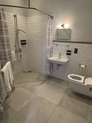 Habitació doble, bany privat (Room 1) | 1 dormitori, decoració individual, mobiliari individual i escriptori