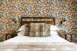 Individually decorated, individually furnished, desk, laptop workspace - The George Inn (Bedford)