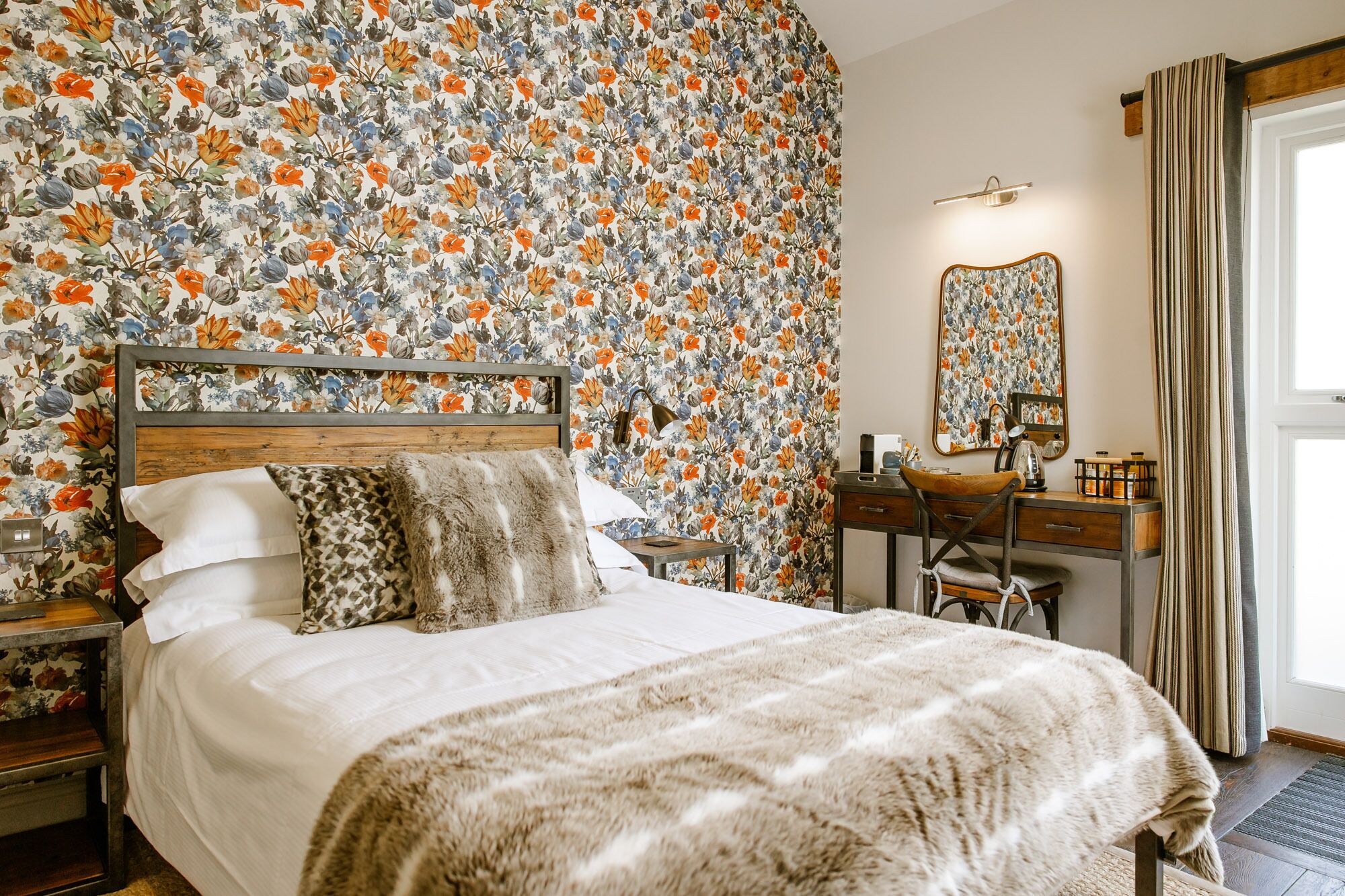 特色装修、特色家居、办公桌、笔记本电脑工作区