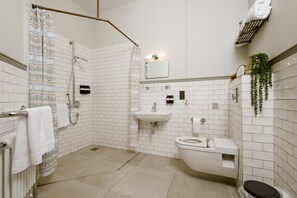 Quarto casal, banheiro privativo (Room 1) | Banheiro | Chuveiro, produtos de toalete grátis, secador de cabelo 