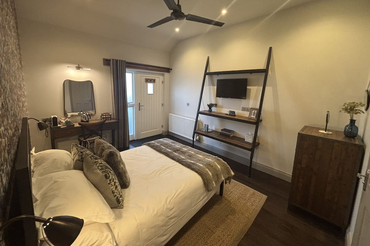 1 bedroom, individually decorated, individually furnished, desk