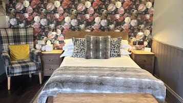 Szoba kétszemélyes ággyal, privát fürdőszoba (Room 1) | 1 hálószoba, egyedi dekoráció, egyedi berendezés és íróasztal