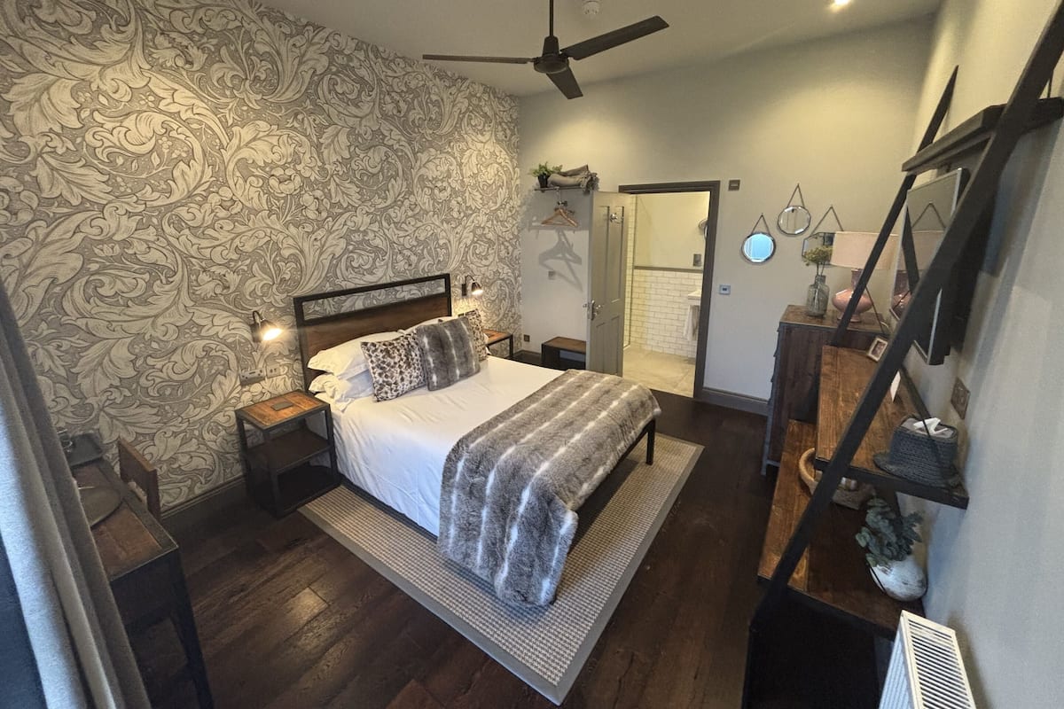 1 bedroom, individually decorated, individually furnished, desk