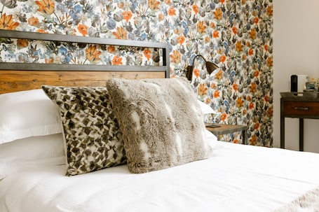 Double Room, Private Bathroom (Room 1) | Individually decorated, individually furnished, desk, laptop workspace