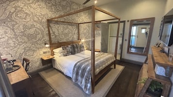 Dubbelrum - privat badrum (Room 7) | 1 sovrum, individuell inredning, unika möbler och skrivbord