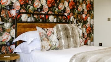 1 bedroom, individually decorated, individually furnished, desk