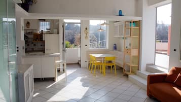 Smart TV, libros y estéreo