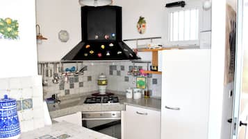 Frigorifero, forno, piano cottura, lavastoviglie