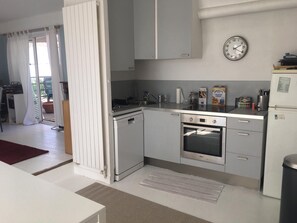 Fridge, microwave, oven, stovetop - LAST FLOOR TERRACE Pte St CLOUD (Boulogne-Billancourt)