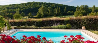 Vacation home with swimming pool overlooking historic monument