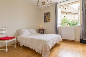 4 bedrooms, iron/ironing board, free WiFi, bed sheets