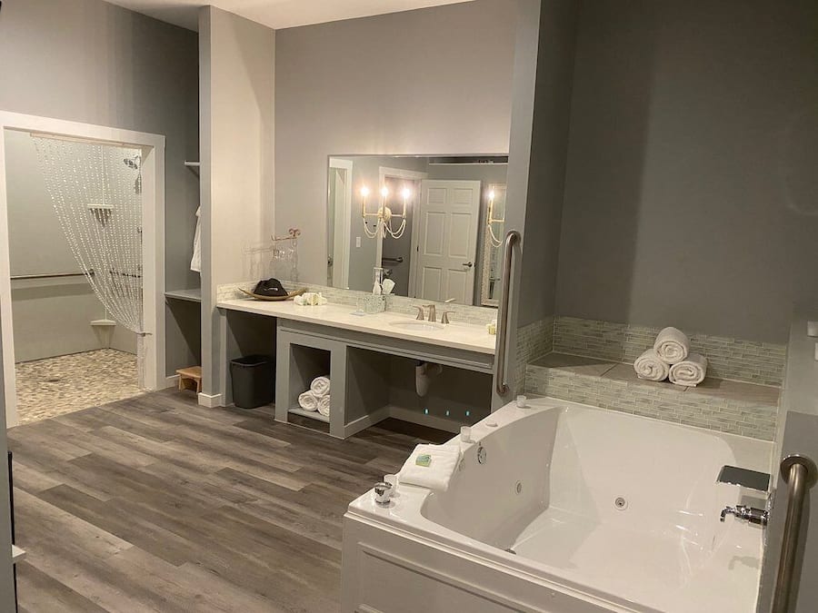 Separate bathtub and shower, jetted bath, hydromassage showerhead