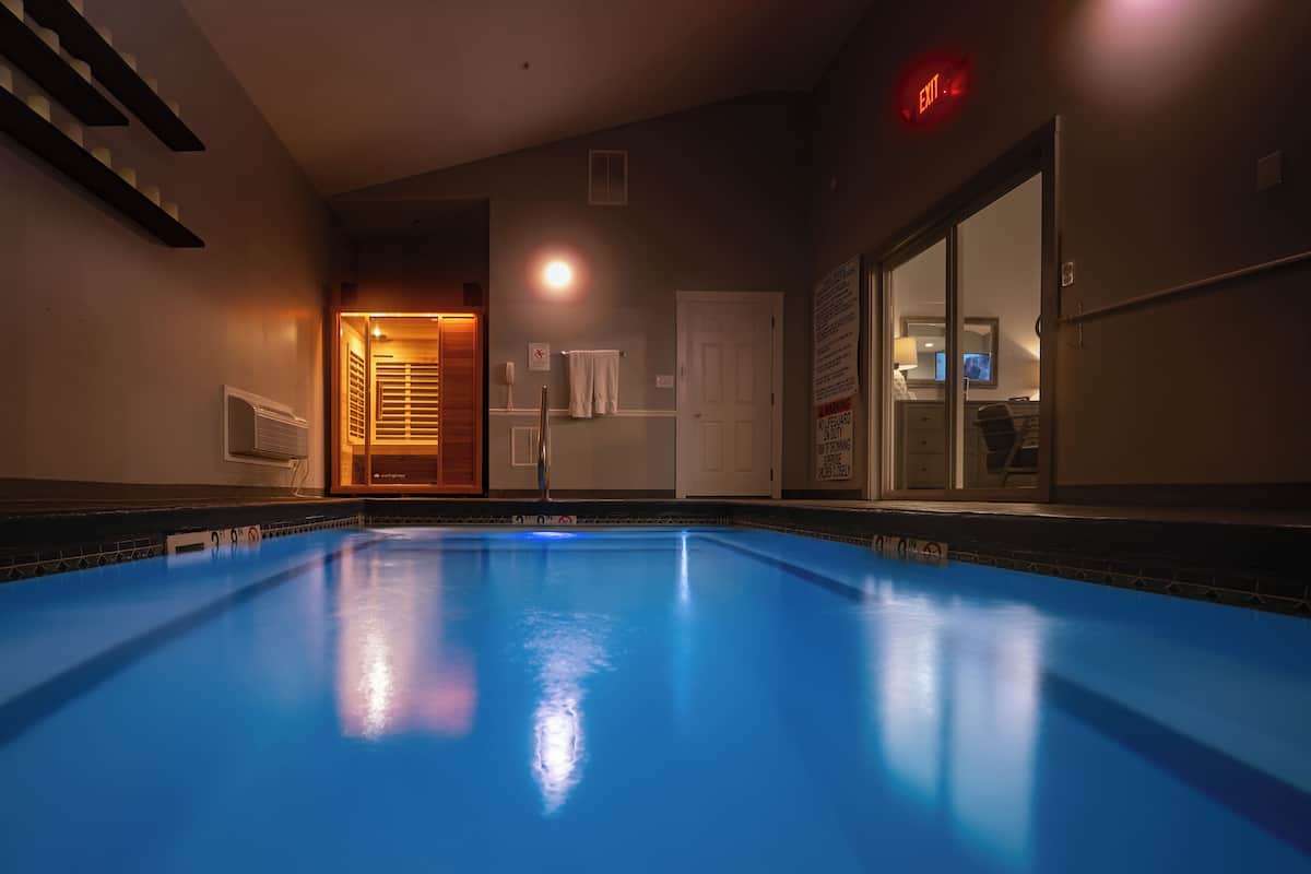 Une piscine donnant sur une porte qui mène à une pièce.