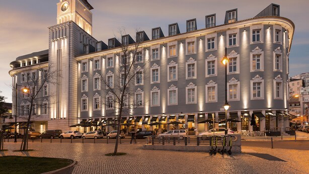 A historic building with a clock tower, large windows, and a paved courtyard. - Lisbon Finestay 8 Building (Lisbon)