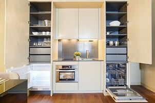 Refrigerador, microondas, horno, placa de cocina