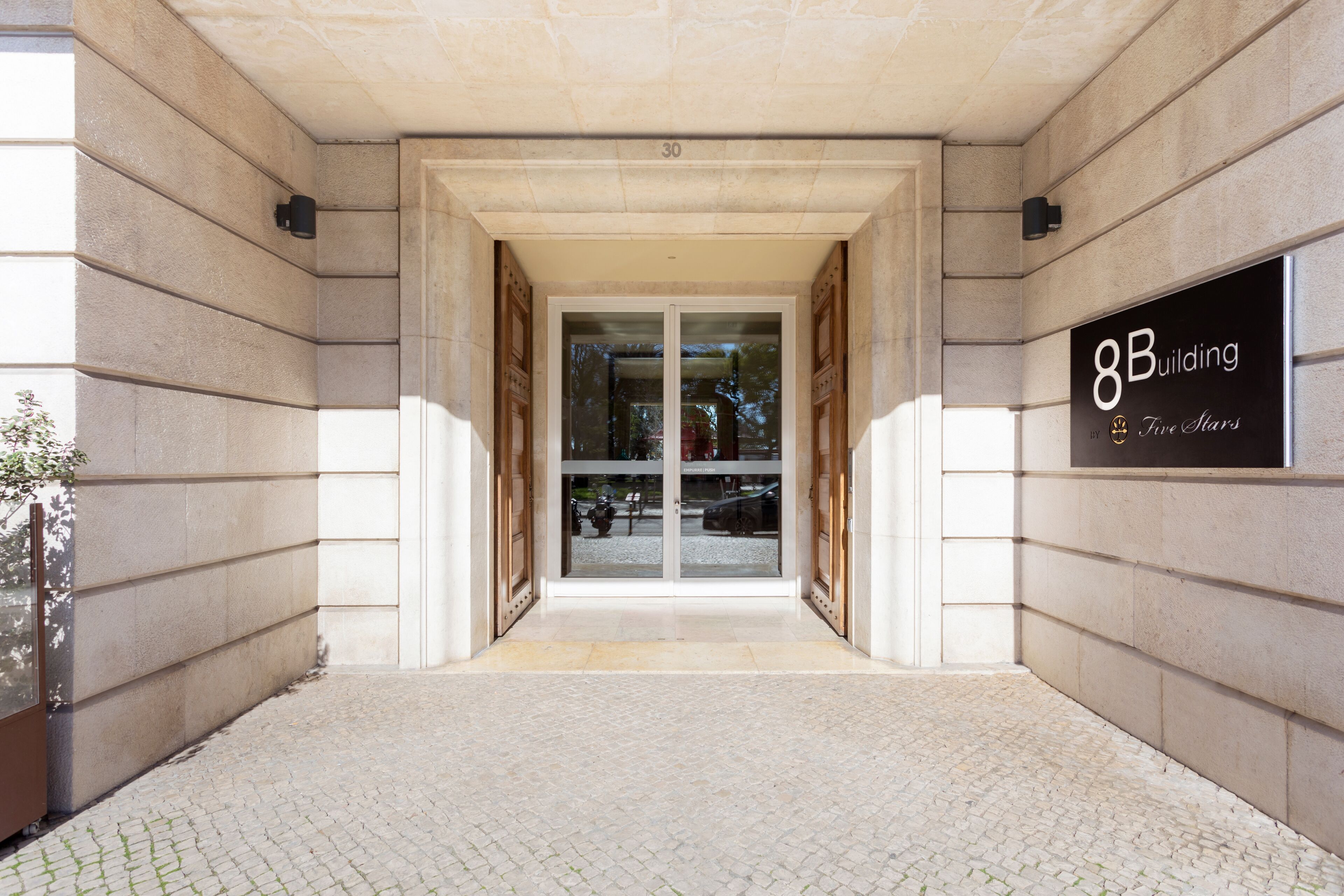 Entrada de un edificio con un letrero que dice "8 Building" y "Five Stars".
