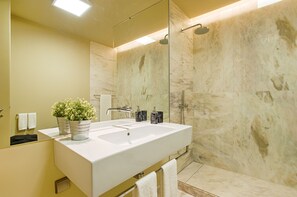 Douche, sèche-cheveux, bidet, serviettes fournies