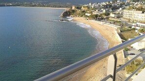 A coastal view with a beach, rocky outcrops, and a residential area with buildings. - Apartment with a panoramic view of the beach and the ocean (Propriano)