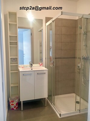 Shower, towels - T3 standing on the beach with sea view (Propriano)