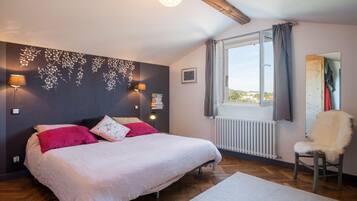 6 slaapkamers, een strijkplank/strijkijzer, reisbedje, wifi