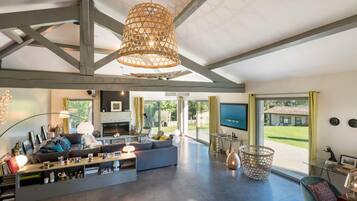 Télévision, cheminée