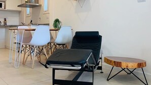 64-inch flat-screen TV with cable channels, TV - Modernos Departamentos en Rosario (Rosario)