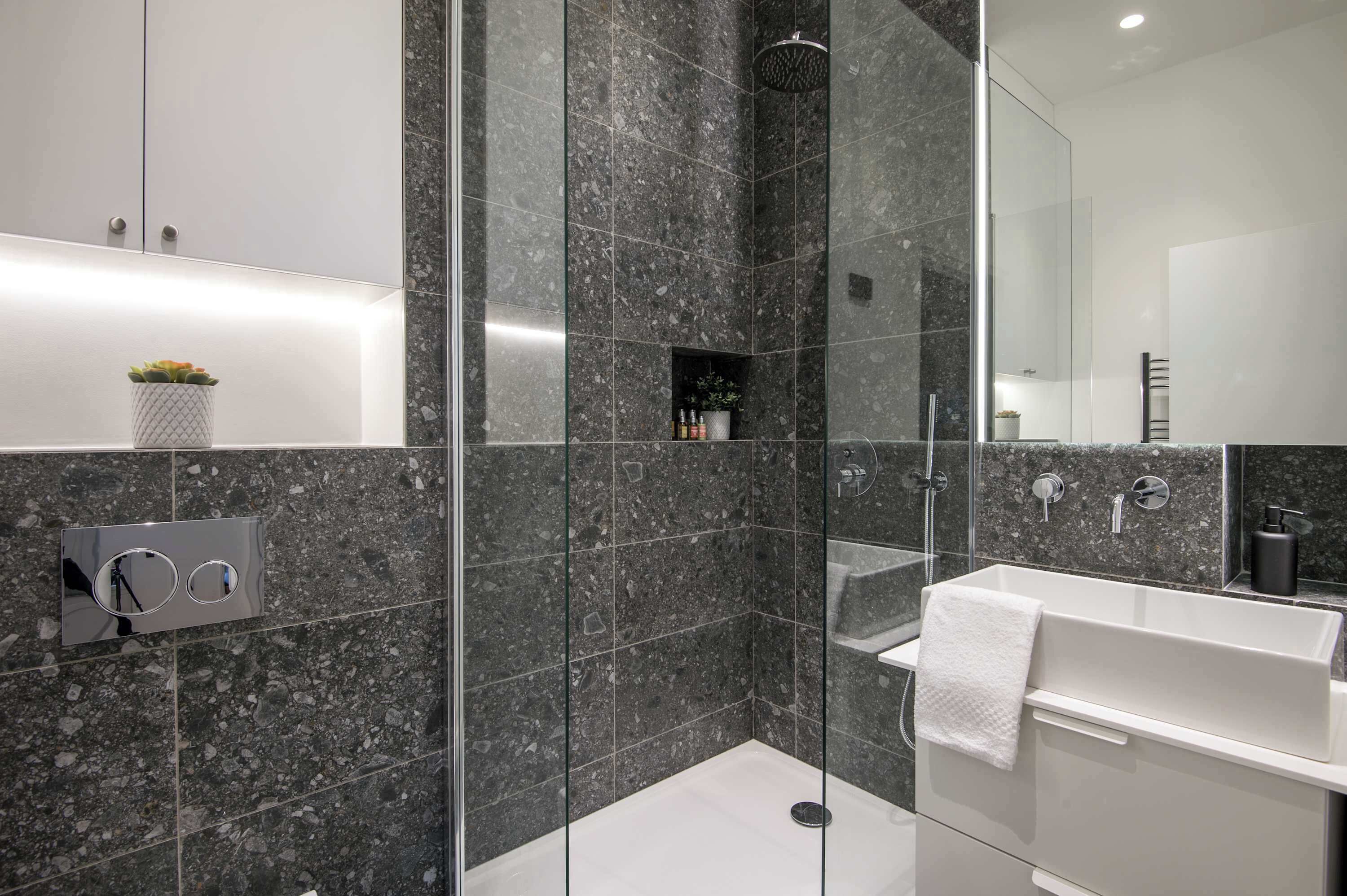 Douche, sèche-cheveux, serviettes fournies, shampoing
