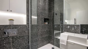 Douche, sĂšche-cheveux, serviettes fournies, shampoing