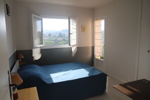 5 Schlafzimmer, Schreibtisch, Bügeleisen/Bügelbrett, Reisekinderbett
