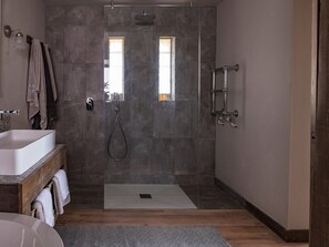 House | Bathroom | Free toiletries, hair dryer, towels