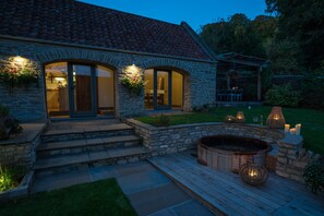 Outdoor spa tub
