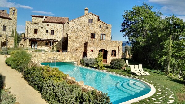 Een buitenzwembad, een verwarmd zwembad