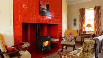 Småhus | Oppholdsrom | En 35-tommers TV med kabel-kanaler samt peis