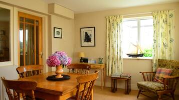 Småhus | Oppholdsrom | En 35-tommers TV med kabel-kanaler samt peis