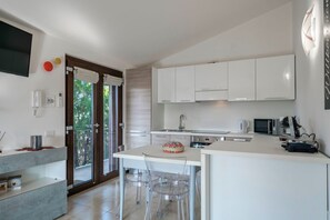 Ofen, Herdplatte, Geschirrspüler, Wasserkocher mit Kaffee-/Teezubehör