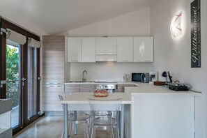 Oven, stovetop, dishwasher, coffee/tea maker - Casa Lugana 15 - Studio apartment with lakefront pool near the center (Sirmione)