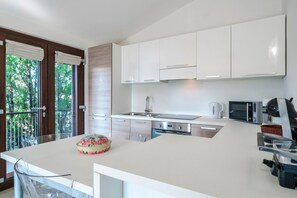 Ofen, Herdplatte, Geschirrspüler, Wasserkocher mit Kaffee-/Teezubehör