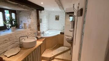 Une petite salle de bain comprenant un lavabo, des toilettes et une baignoire.