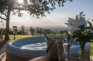 Outdoor spa tub - Dryhill Cottage (Cheltenham)