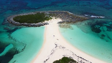 Beach nearby, sun loungers, beach towels