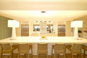 冰箱、微波炉、烤箱、炉灶