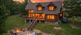 Little Cubs Cabin- 3bd  2 and a half bath Overlook at Eagles Nest, hot tub, fire pit, amenities
