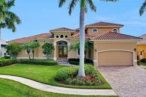 Property entrance - Stunning Home With Pool, spa and Huge Waterview (Marco Island)