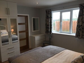 2 多间卧室、熨斗/熨衣板、WiFi、床单