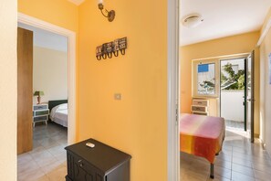 3 habitaciones y tabla de planchar con plancha