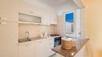 Frigorifero, microonde, forno, piano cottura