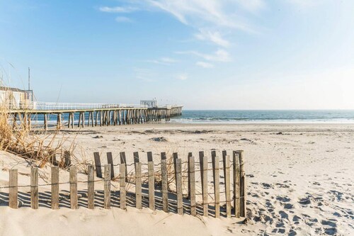 Beach 2 blocks with parking and patio